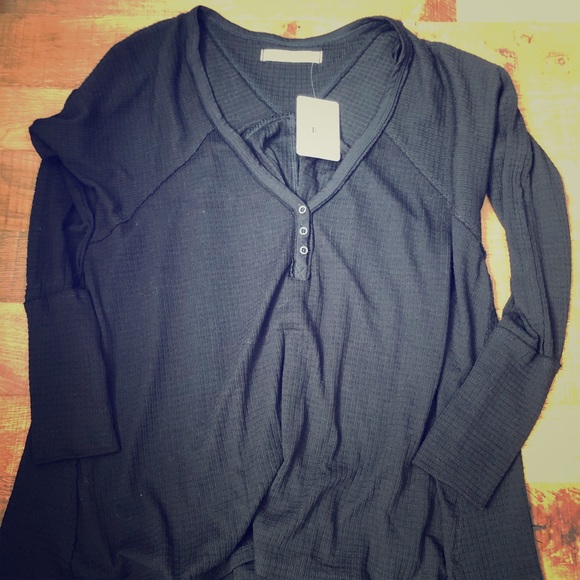 Free People button detail top - Picture 1 of 4